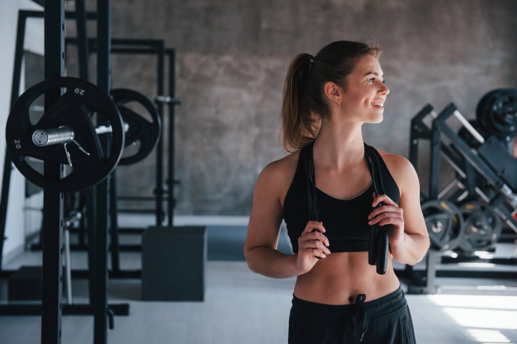 Chica con ropa deportiva en el gimnasio