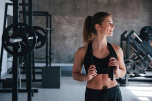 Chica con ropa deportiva en el gimnasio