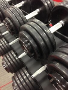 Equipamiento de gimnasio para entrenamiento completo