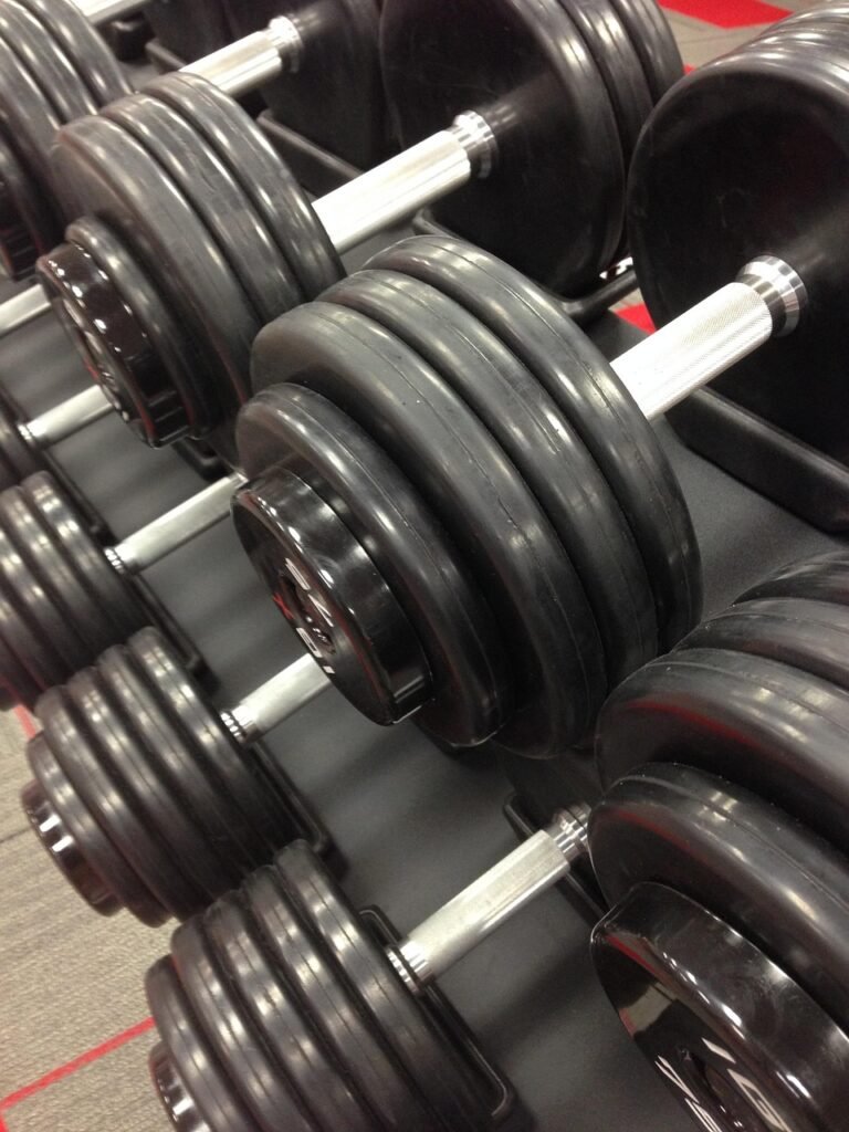 Equipamiento de gimnasio para entrenamiento completo